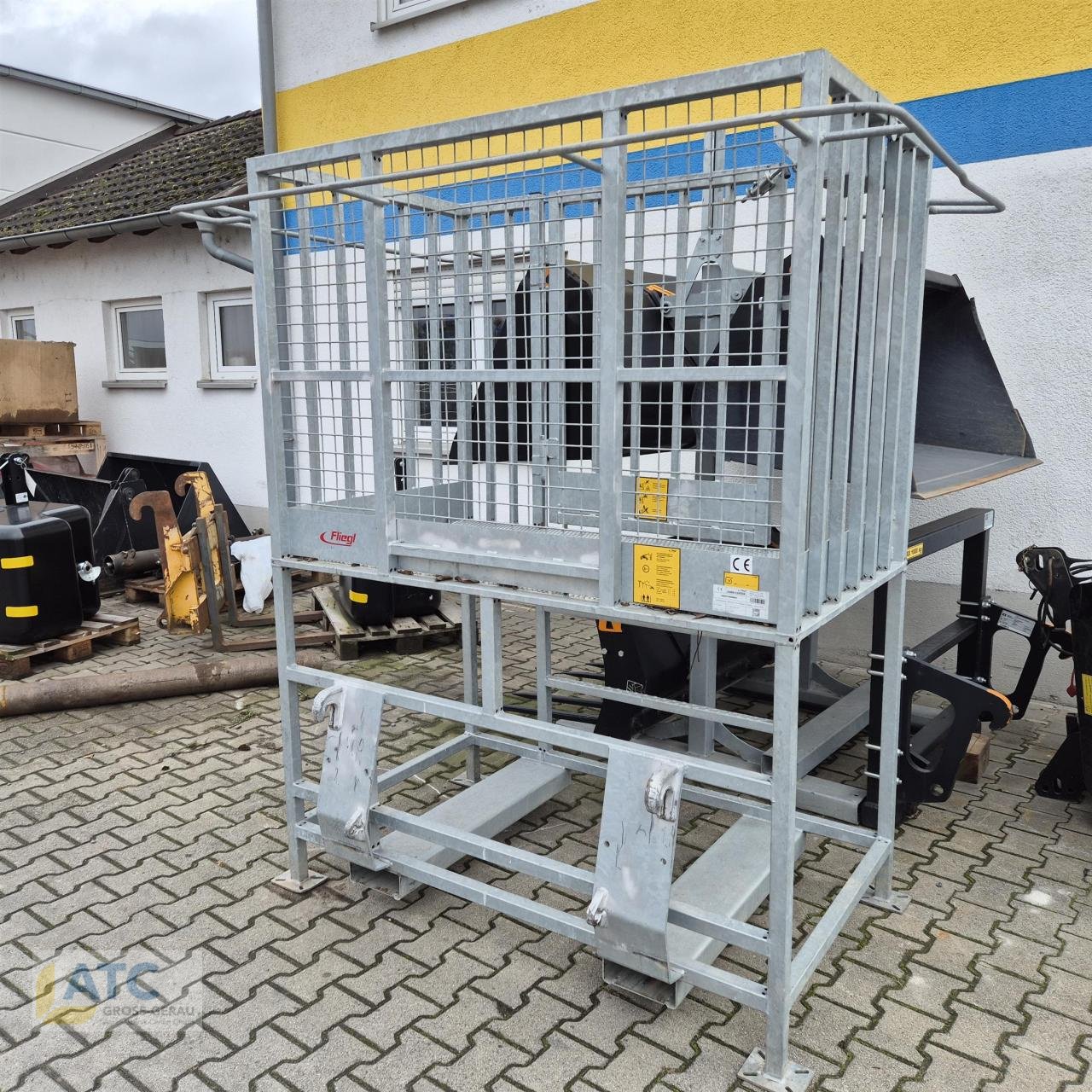 Arbeitsbühne tip Fliegl ARBEITSBÜHNE »HOCH« MIT MITTIGEM EINSTIEG, Neumaschine in Groß-Gerau (Poză 1)